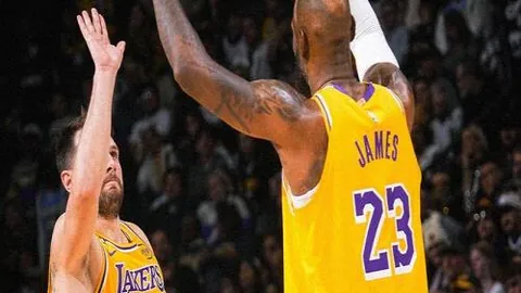 国足失误送分澳洲球迷狂欢，四后卫防线遭突破